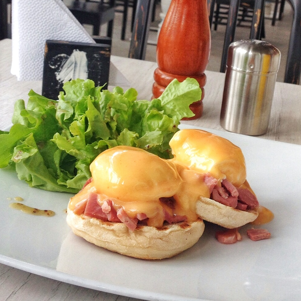 BENEDICT JAMON GLASEADO (SOBRE ENGLISH MUFFIN O PATACÓN)