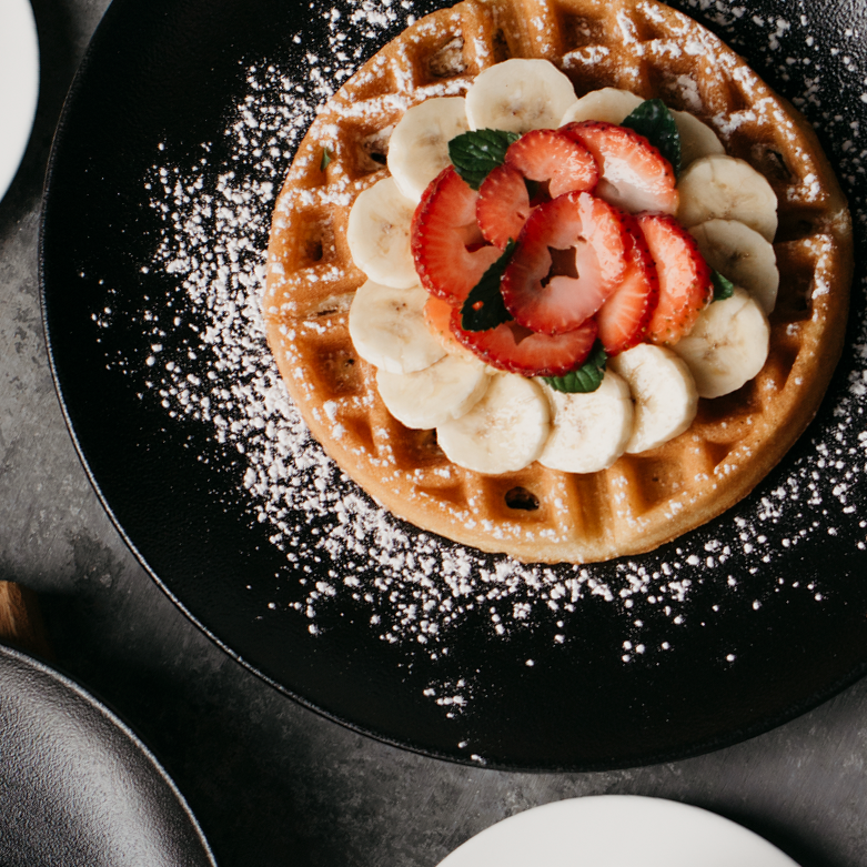 WAFFLES CON BANANA Y FRUTILLA